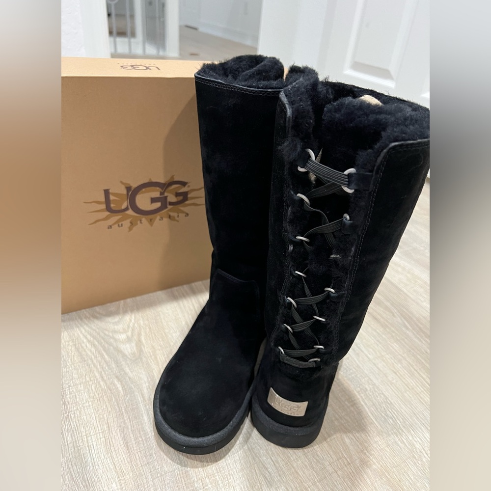 Auth Like New UGG Roseberry Black Suede Lace-Up Boots 8